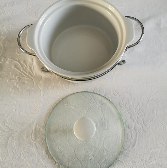 White Stoneware Casserole Dish With Cradle & Lid - Picture 4 of 7